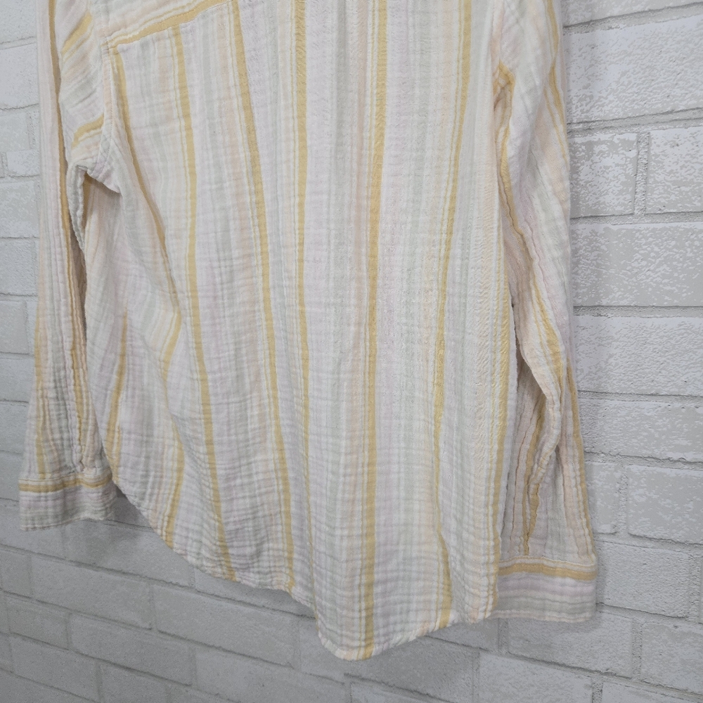 Universal Thread button down top - Picture 12 of 13